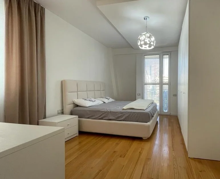 Tirane, jepet me qera apartament 3+1 , 180 m² 2.500 € 