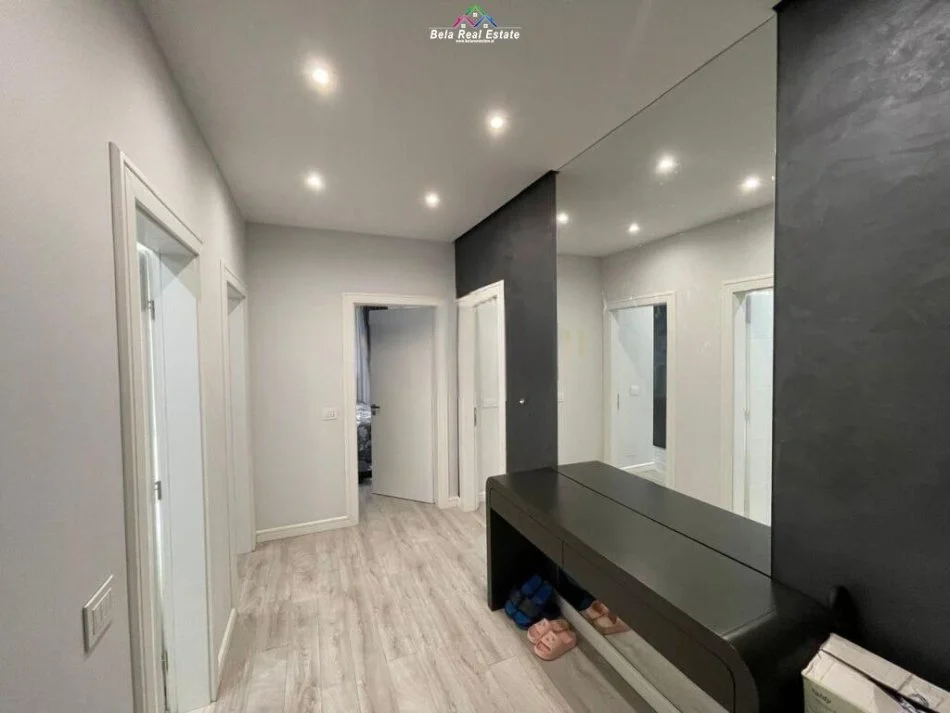 Tirane, jepet me qera apartament 2+1+Ballkon Kati 4, 95 m² 700 € (Porcelan, prane UET)