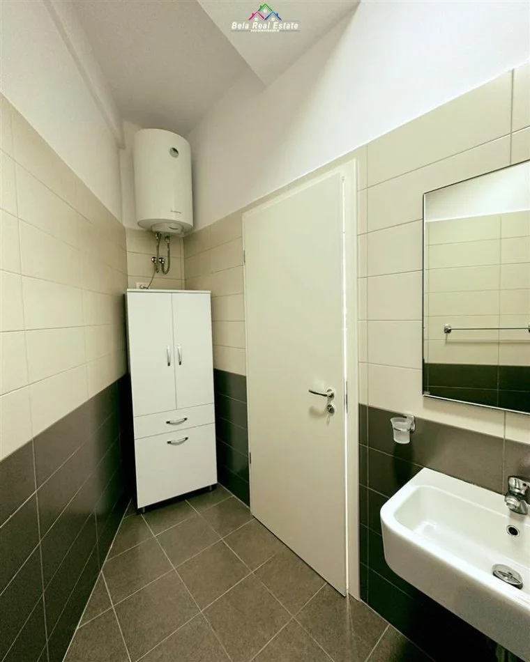 Tirane, jepet me qera apartament 2+1+Ballkon, Kati 8, 120 m² 700 € (Kompleksi Kontakt)