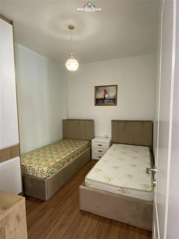 Tirane, jepet me qera apartament 2+1+Ballkon Kati 3, 75 m² 550 € (Sauk, prane Karburantit)