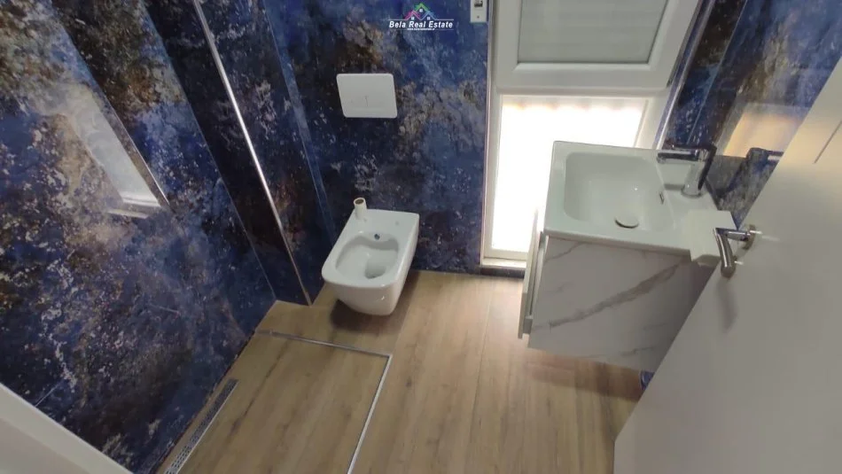 Tirane, jap me qera zyre Kati 2, 94 m² 800 € (Komuna e Parisit, Rruga Tish Dahia)