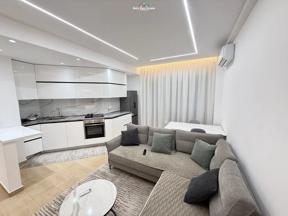 Tirane, jepet me qera apartament 1+1+Ballkon Kati 4, 65 m² 830 € (kopshti botanik)