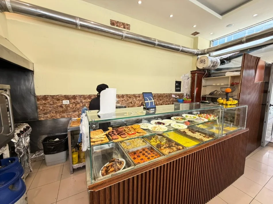 Tirane, jepet me qera bar-resorant Kati 0, 99 m² 600 € (zogu i zi)