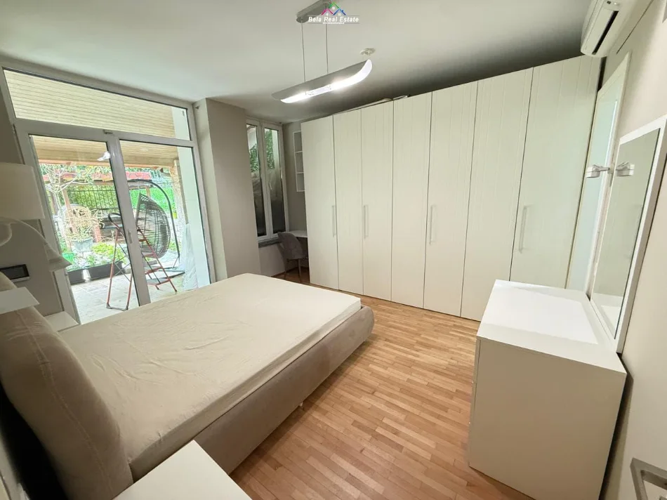 Tirane, jepet me qera apartament 2+1 Kati 1, 160 m² 1.000 € (secret garden residenc)
