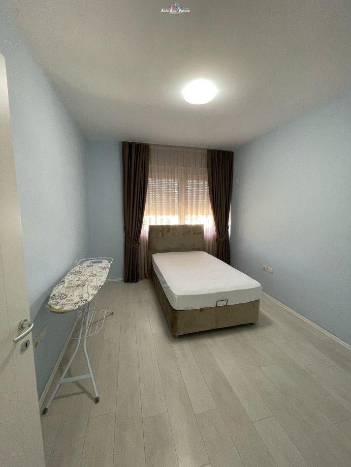 Tirane, jepet me qera apartament 3+1 Kati 4, 180 m² 1.400 € (liqeni i thate)