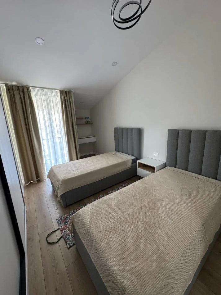 Tirane, jepet me qera Vile Vile 2 Katshe Kati 2, 200 m² 1.300 € (Rruga e Vilave)