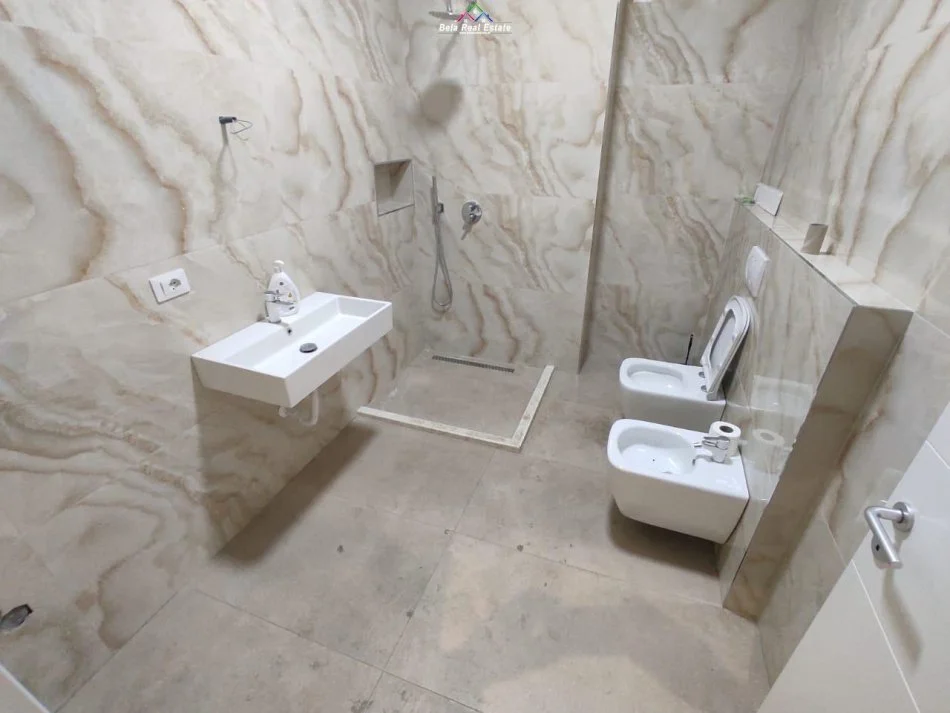 Tirane, jepet me qera zyre Kati 3, 104 m² 600 € (Selvia, Rruga e Dibres)