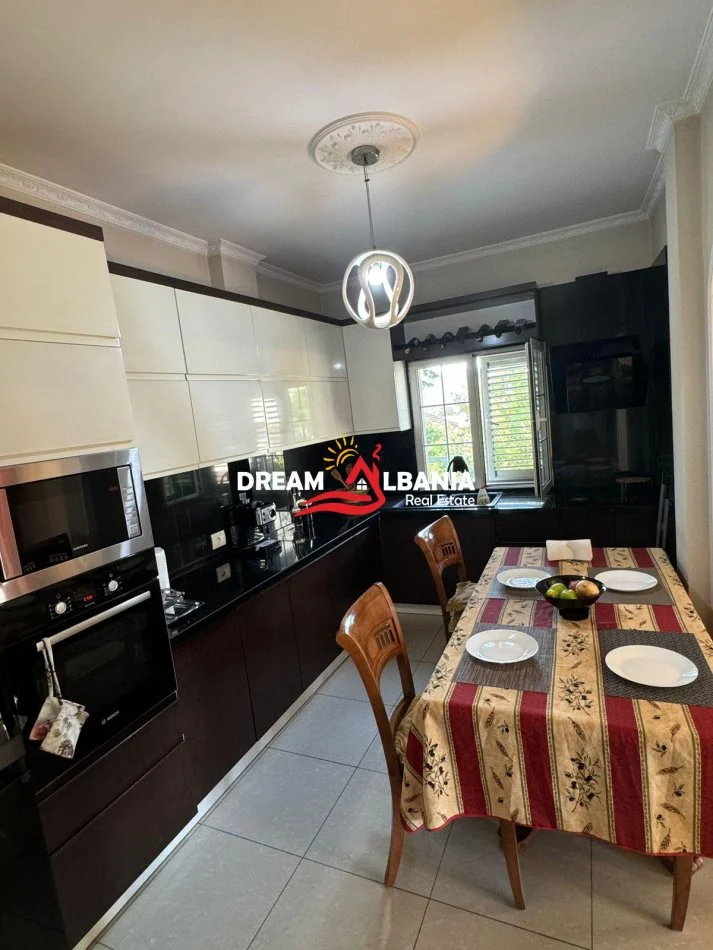 Tirane, jepet me qera apartament 3+1+Ballkon Kati 2, 200 m² 500 € (, Ura Institutit)