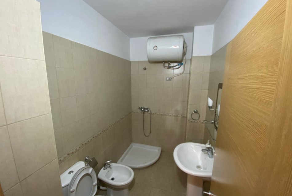 Tirane, jepet me qera apartament 2+1+Ballkon Kati 5, 100 m² 600 € (Selvia)