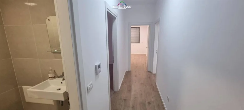 Tirane, jepet me qera zyre Kati 4, 117 m² 1.400 € (Bllok, Rruga Perlat Rexhepi)