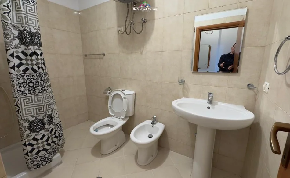 Tirane, jepet me qera apartament 1+1 Kati 3, 70 m² 700 € (Qender)
