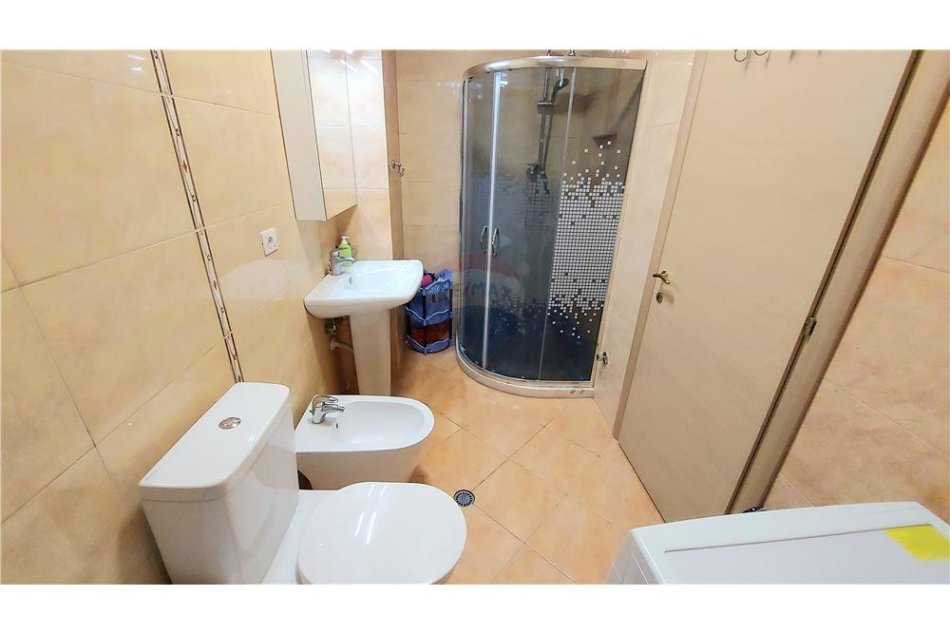 Tirane, jepet me qera apartament 1+1 Kati 2, 71 m² 530 € (Rruga Hamdi Sina - Liqeni i Thatë