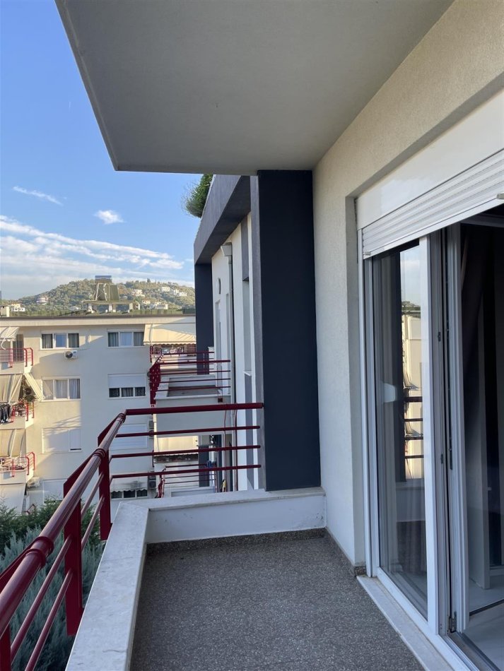 Tirane, jap me qera apartament 3+1+Ballkon Kati 5, 187 m² 1.300 € (Liqeni i Thate)