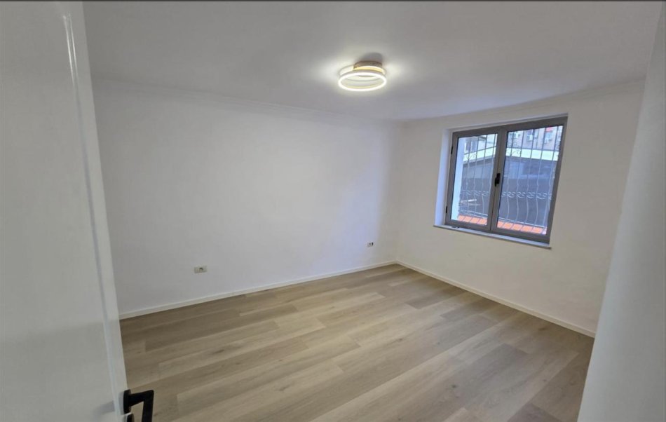 Tirane, jepet me qera zyre Kati 2, 75 m² 650 € (21 dhjetori)