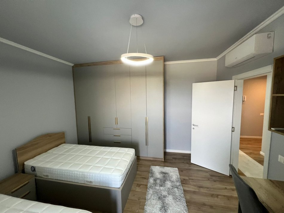 Tirane, jepet me qera apartament 2+1 Kati 3, 120 m² 1.500 € (Liqeni i thate)