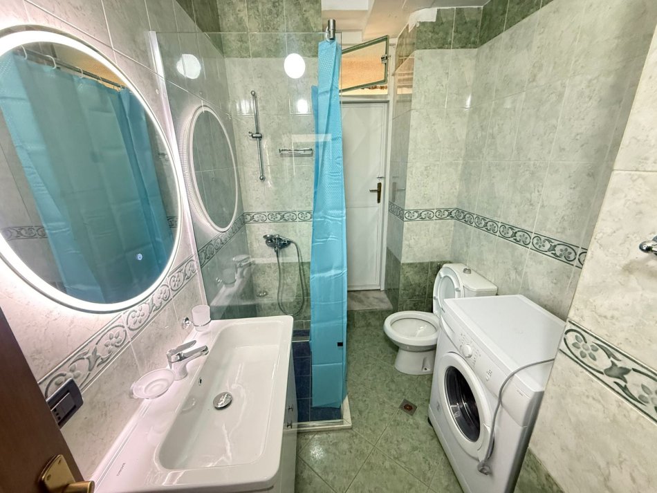 Tirane, jepet me qera apartament 1+1+Ballkon Kati 1, 65 m² 600 € (hoxha tahsim)