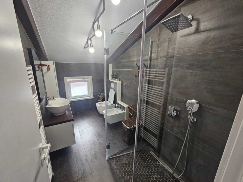 Tirane, jepet me qera apartament 3+1 Kati 3, 250 m² 2.200 € (Teg)