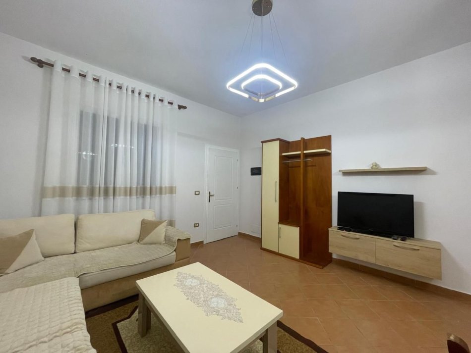 Tirane, jepet me qera apartament 1+1+Ballkon Kati 1, 660 m² 500 € (Inxhinieria Ndertimit)