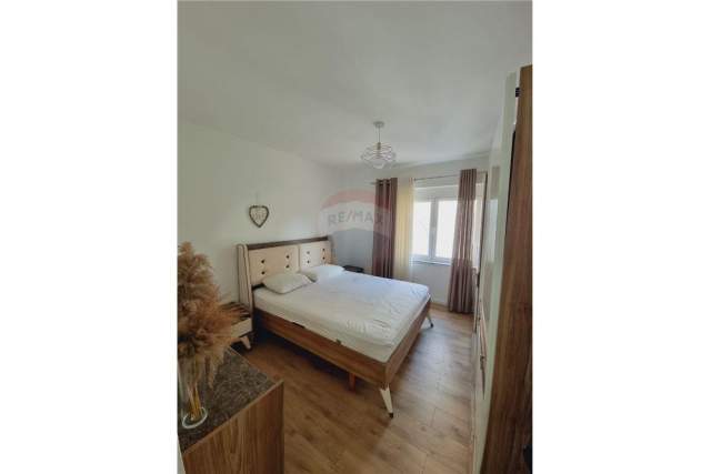 Tirane, jepet me qera apartament 1+1 Kati 2, 50 m² 350 Euro (Petro Nini Luarasi)