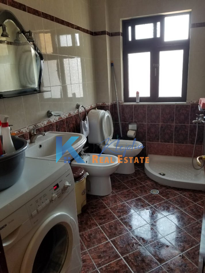 Tirane, jepet me qera apartament 2+1 Kati 4, 46 m² 490 € (Rruga e Kavajes, afer spitalit gjerman)