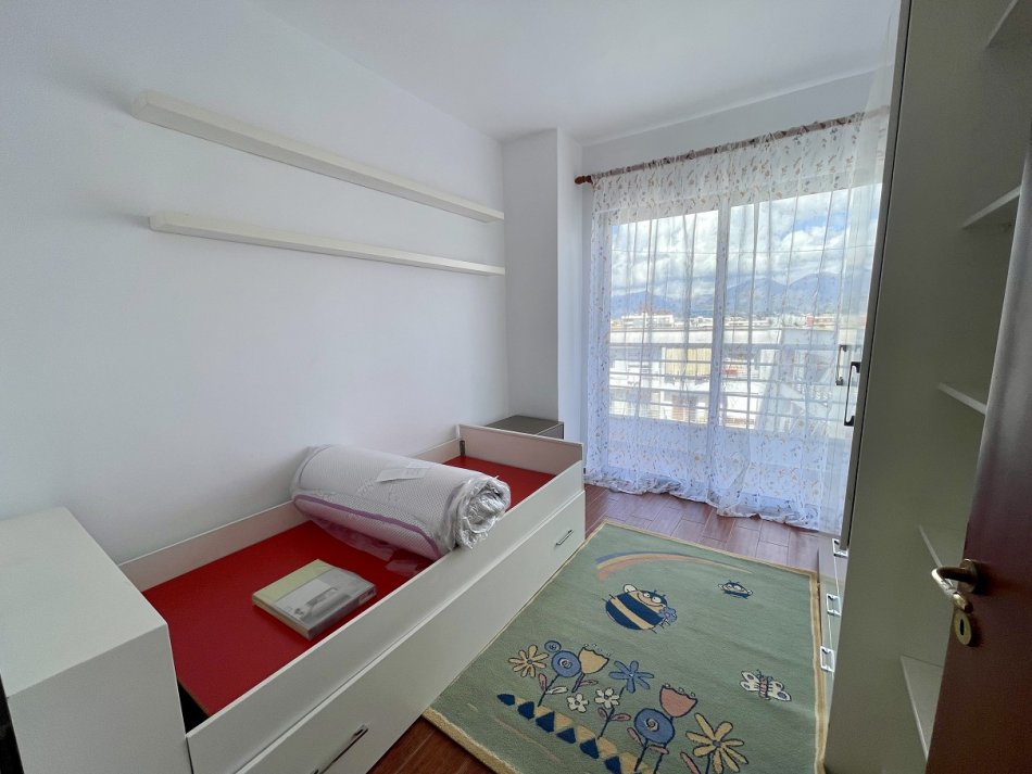 Tirane, jepet me qera apartament 2+1+Ballkon Kati 6, 600 € (Komuna e Parisit afer Kristalit)