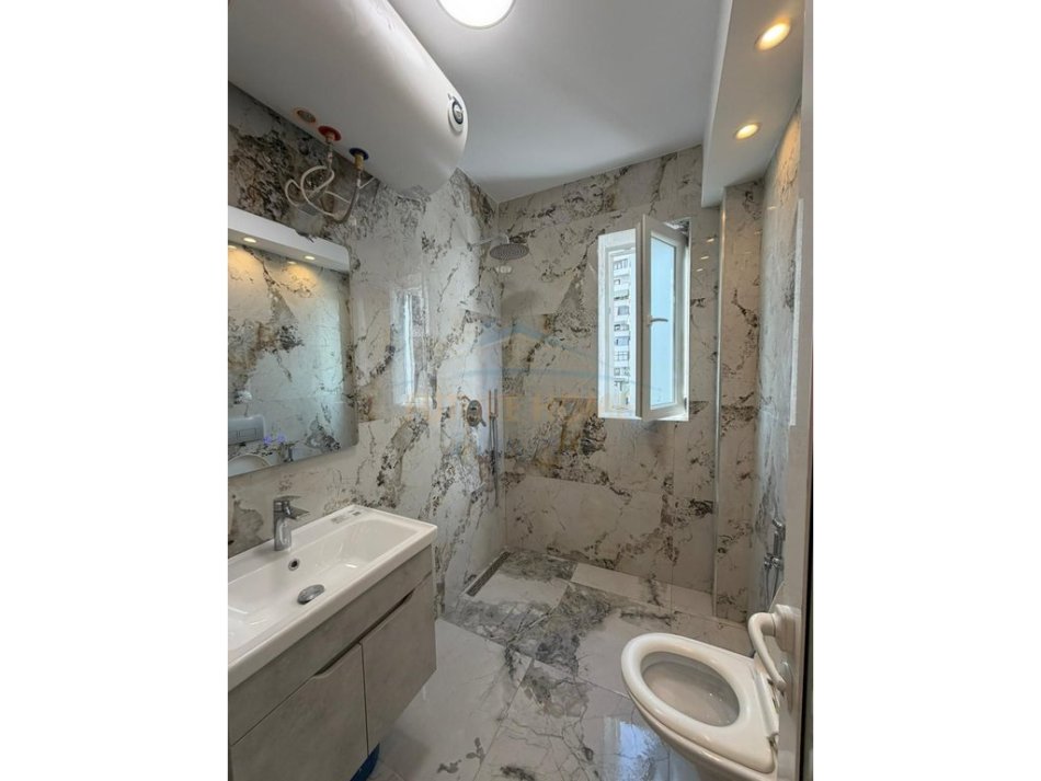 SHITEN 1+1 DHE GARSONIERE NE RRUGEN E BARRIKADAVE