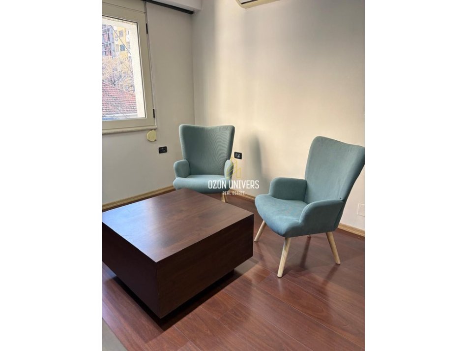 Tirane, jepet me qera ambjent biznesi Kati 2, 156 m² 2.500 € (Bllok)