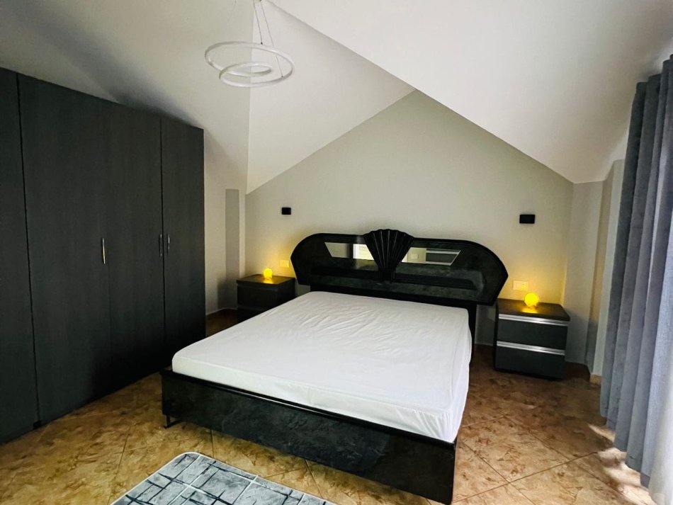 Tirane, jepet me qera apartament 2+1 Kati 4, 80 m² 777 € (Rruga Vace Zela)