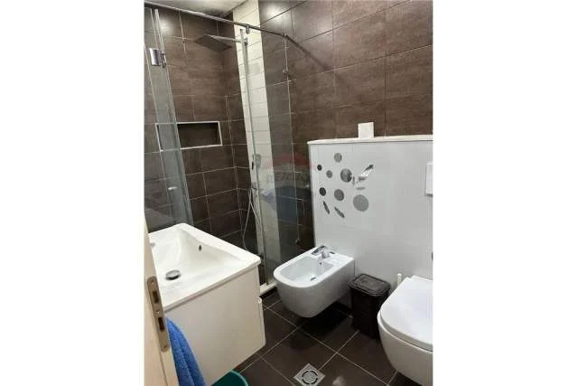 Tirane, jepet me qera apartament 3+1 Kati 1, 90 m² 800 Euro (Kontakt)