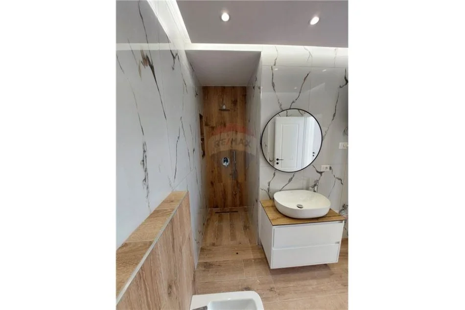 Tirane, shitet apartament 2+1, Kati 9, 102 m² 215,000 € (Rruga Barikadave)