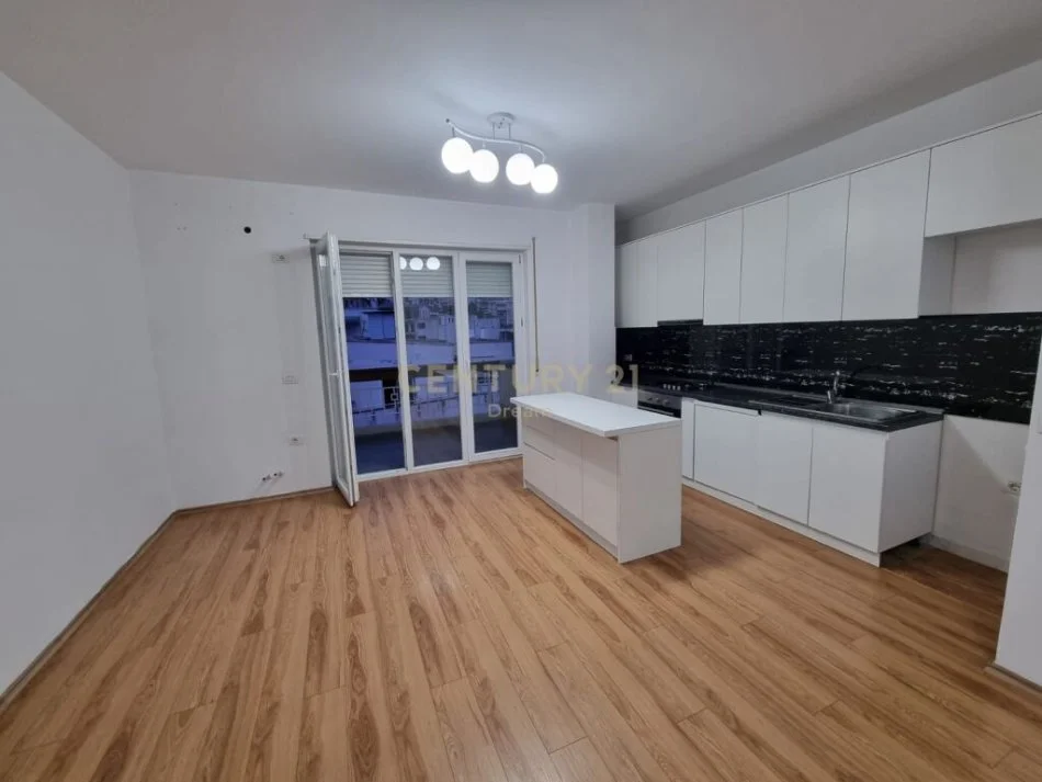 Tirane, jepet me qera apartament duplex Dublex, Kati 4, 155 m² 400 € (Fresku)