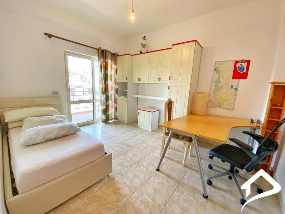 Tirane, jepet me qera apartament 2+1 Kati 3, 140 m² 650 € (Blloku i Ambasadave - Rruga e Kavajës)