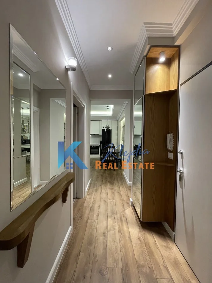 Tirane, jepet me qera apartament 2+1+Ballkon Kati 2, 83 m² 750 € (Brryli, afer shkolles Niket Dardani)