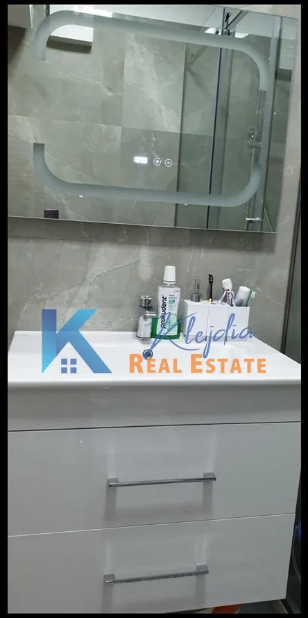 Tirane, jepet me qera apartament 2+1+Ballkon Kati 2, 93 m² 