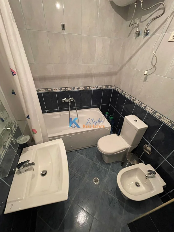 Tirane, jepet me qera apartament 2+1+Ballkon Kati 5, 110 m² 500 € (Kodra e Diellit, afer Eleonores)