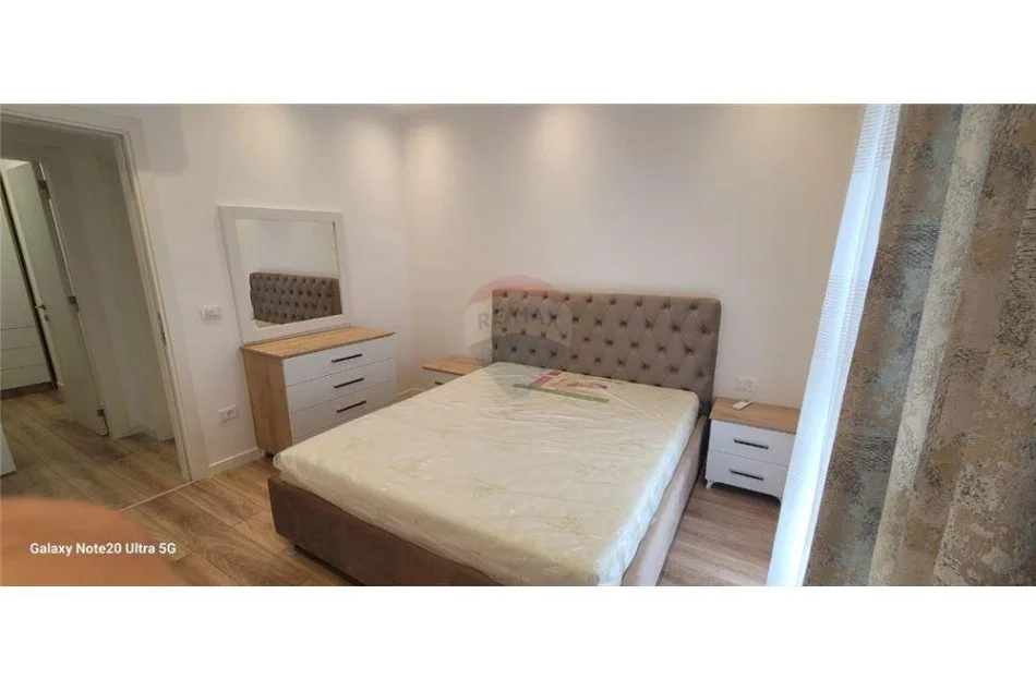 Tirane, jepet me qera apartament 1+1 , 79 m² 550 € (Kopshti Botanik)