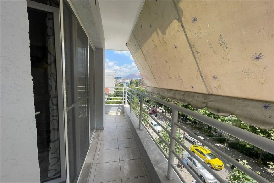 Tirane, jepet me qera apartament 2+1 Kati 3, 82 m² 550 € (Rruga Robert Zhvarc - Komuna e Parisit - Kristal Center)