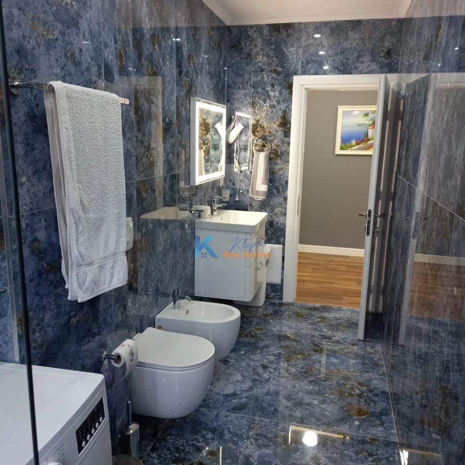 Tirane, jepet me qera apartament 1+1 Kati 3, 70 m² (Bllok, afer shkolles Deshmoret e Lirise)