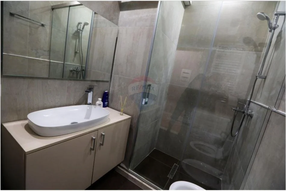 Tirane, jepet me qera apartament 2+1 Kati 7, 120 m² 1.200 € (Rruga Myrtezim Kellici - Qender)