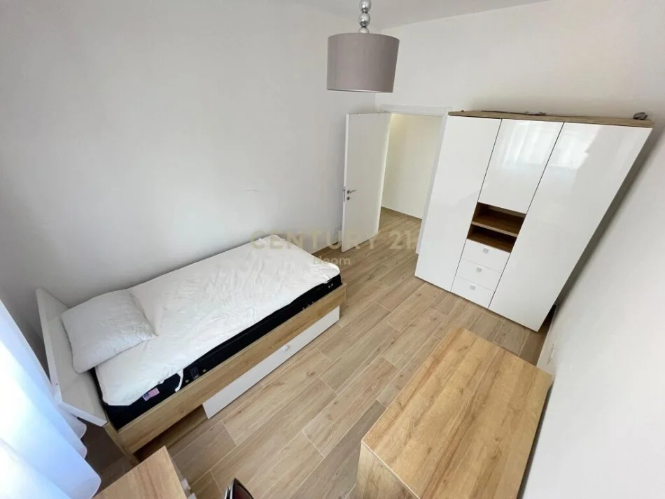 Tirane, jepet me qera apartament 3+1 Kati 3, 130 m² 800 € 