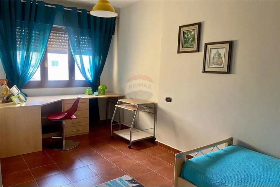 Tirane, jepet me qera apartament 2+1 Kati 10, 124 m² 600 € (Komuna e Parisit)