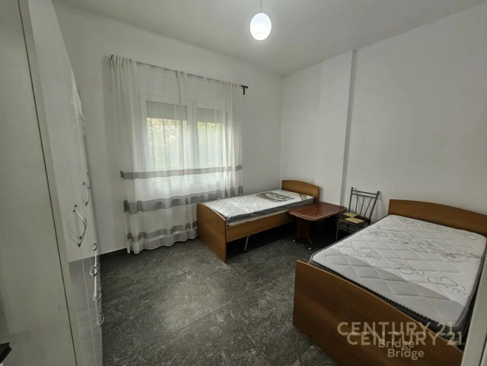 Tirane, jepet me qera apartament 3+1 Kati 2, 160 m² 600 € (sauk)