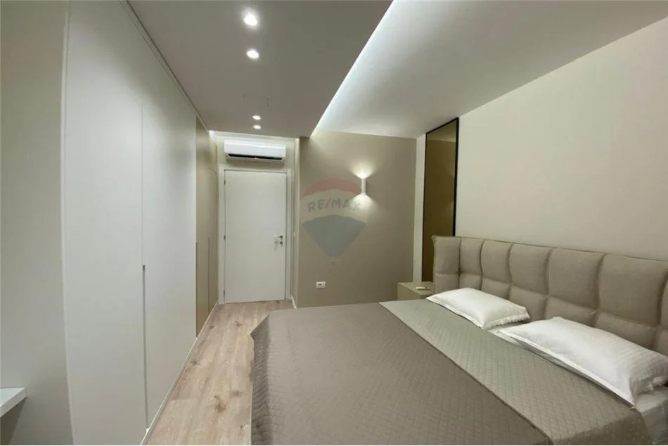Tirane, jepet me qera apartament 1+1 Kati 3, 77 m² 1.000 € (Rruga e Brrikadave - Prane Galerise - Qendër)