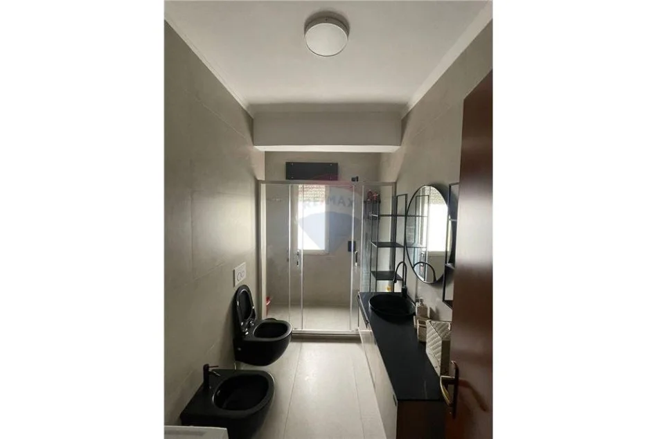 Tirane, jepet me qera apartament 3+1 Kati 3, 110 m² 1.000 € (Mine Peza - Qendër - Kafe Flora)