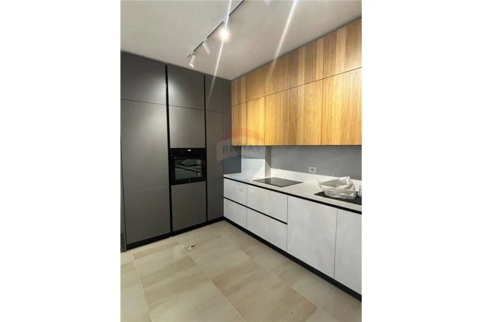 Tirane, jepet me qera apartament 1+1 , 65 m² 450 € (Kompleksi Star - 21 Dhjetori)