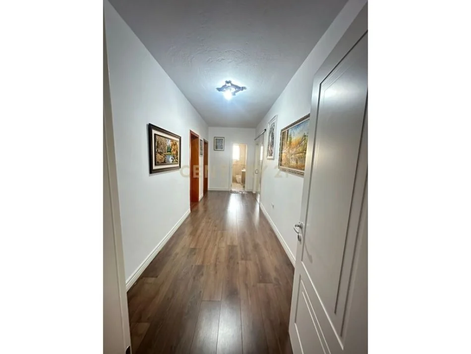 Tirane, jepet me qera apartament 2+1 Kati 6, 158 m² 800 € (komuna e parisit)