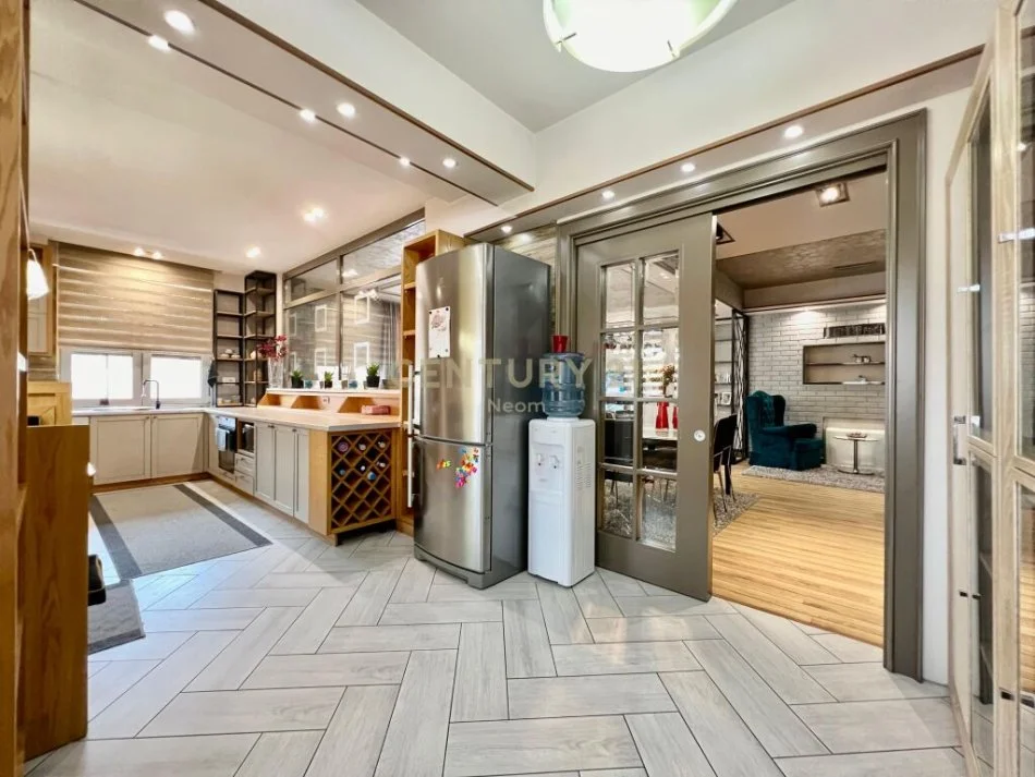 Tirane, jepet me qera apartament 2+1 Kati 4, 190 m² 1.900 € (qender)