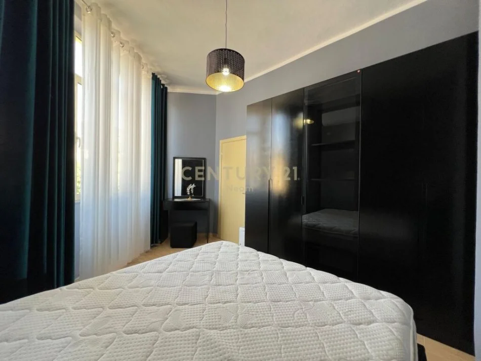 Tirane, jepet me qera apartament 1+1 Kati 1, 63 m² 400 € (fresku)