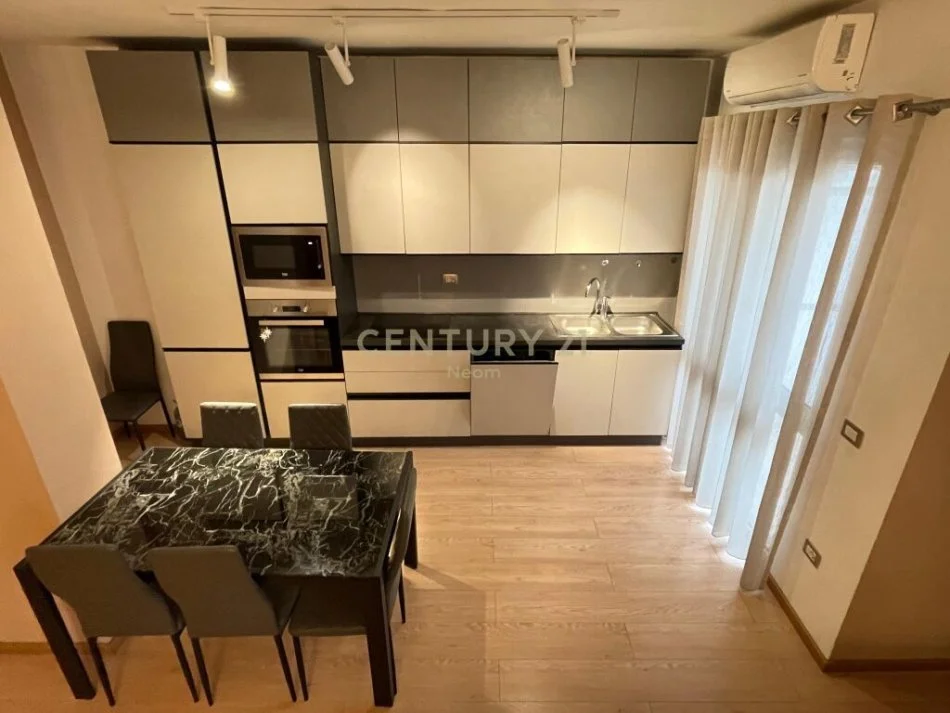 Tirane, jepet me qera apartament 2+1 Kati 3, 125 m² 700 € (kristal center)