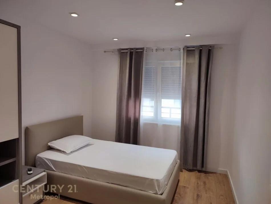 Tirane, jepet me qera apartament 3+1 Kati 3, 149 m² 1.400 € (TEG)